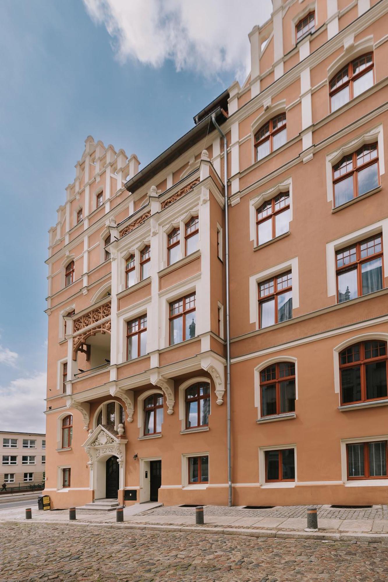 Apartment Symetria *